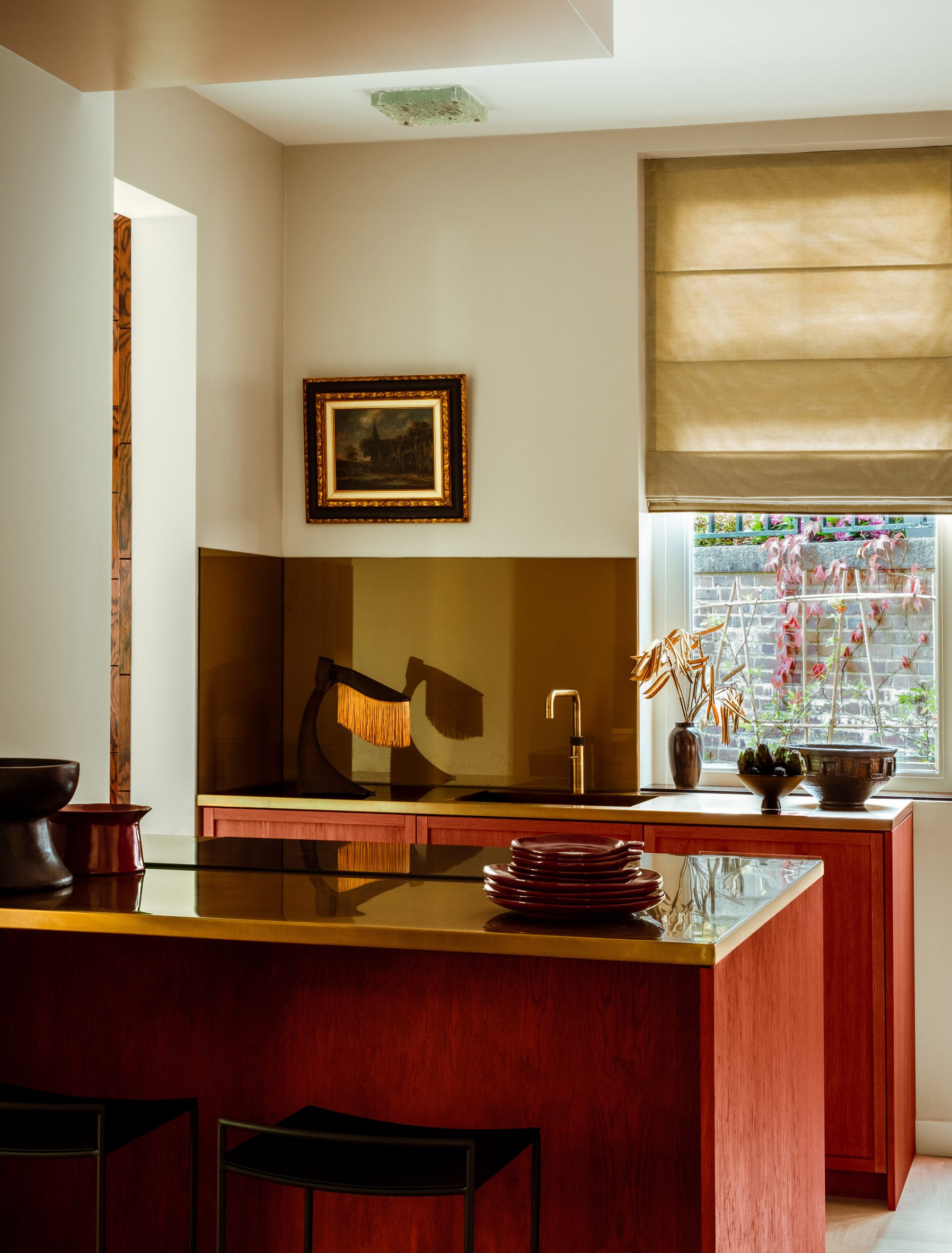 Kitchen with gold worktops and red cabinets