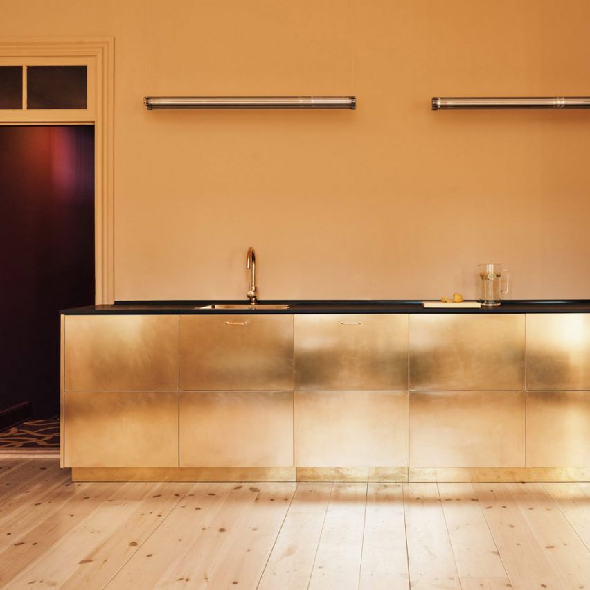 Eight stylish kitchens with metallic gold surfaces in unexpected places