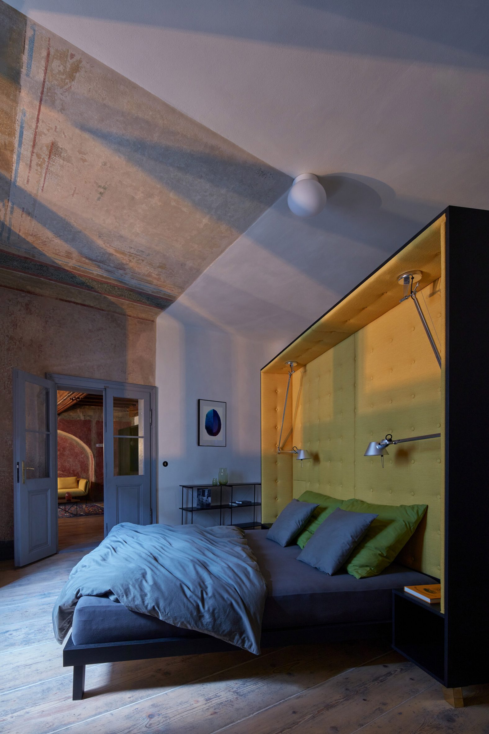 Butter yellow bedframe 