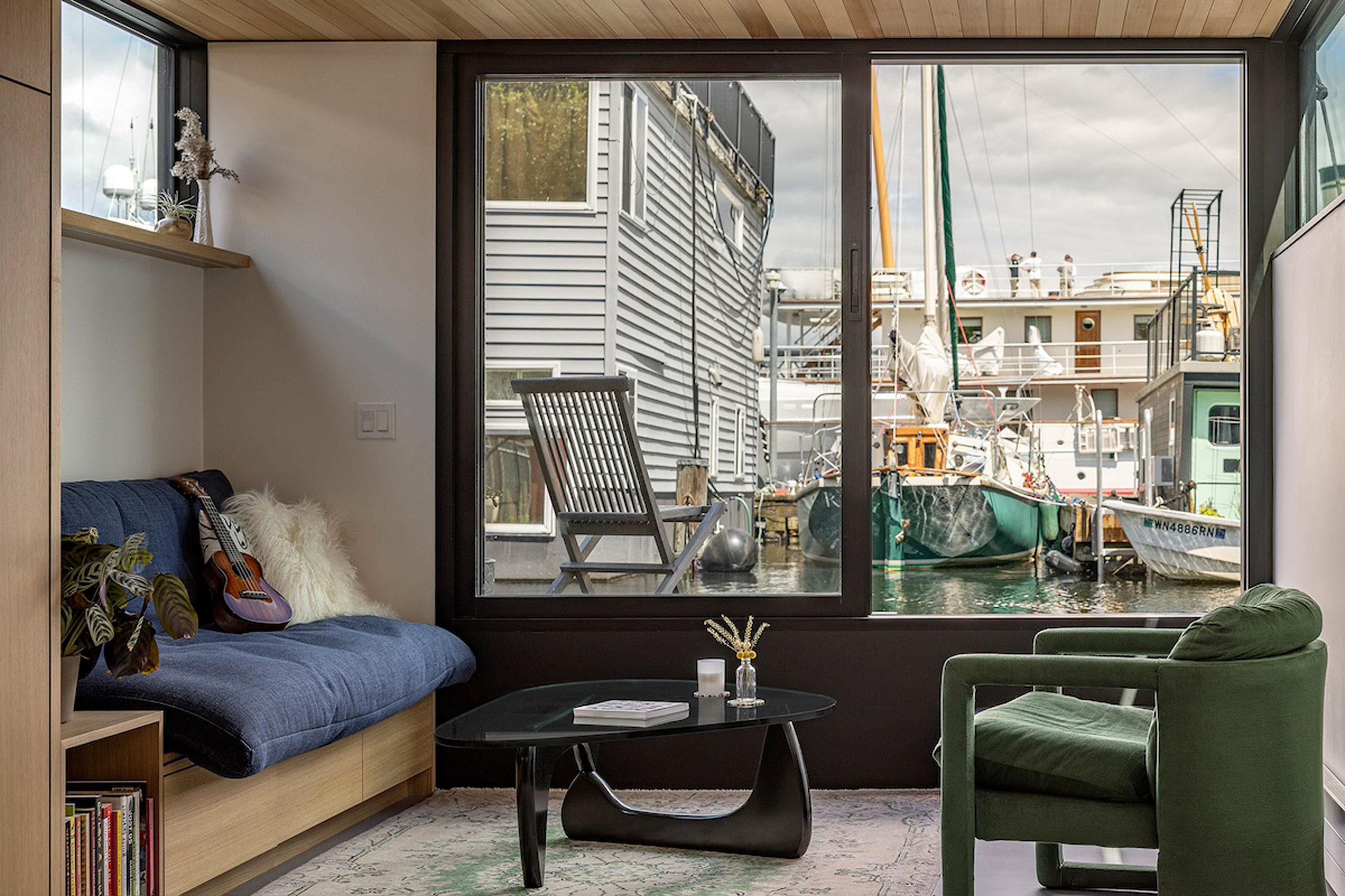 Seattle houseboat by GO'C