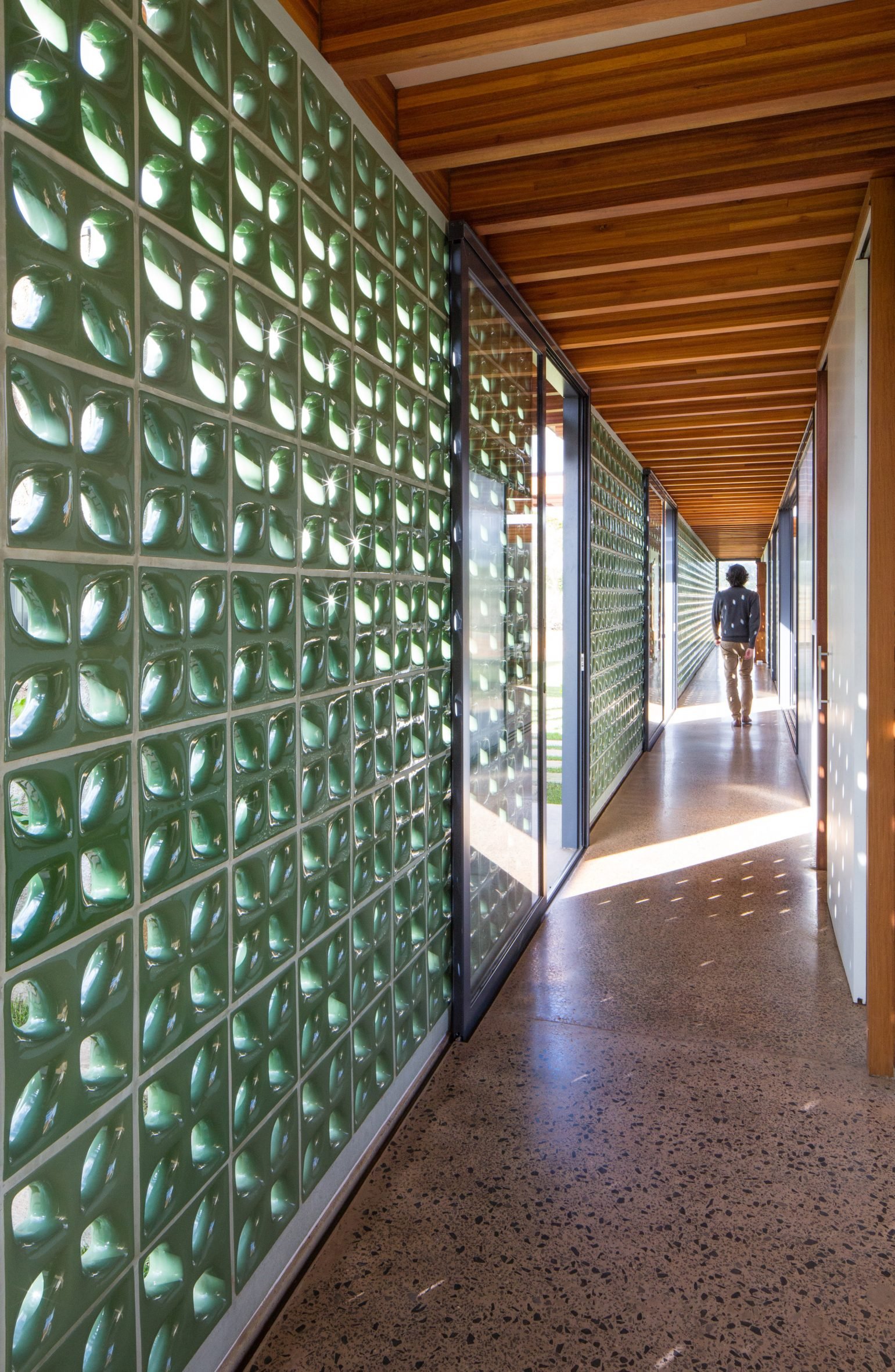 Green ceramic block wall at Jurumirim House by Nitsche Arquitetos