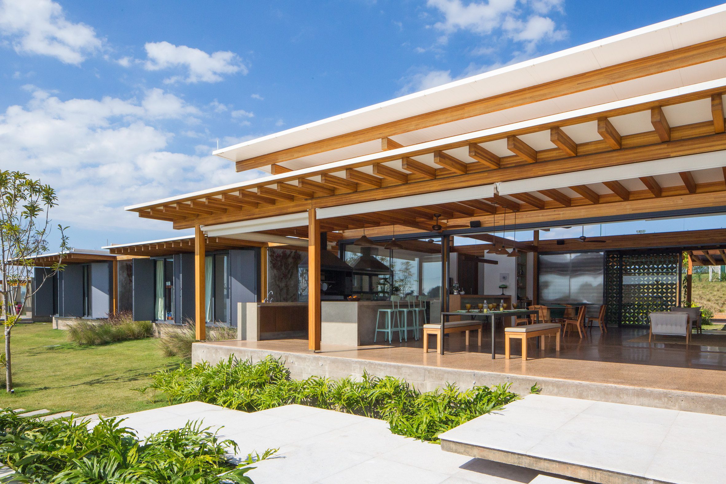 Terrace at Jurumirim House by Nitsche Arquitetos