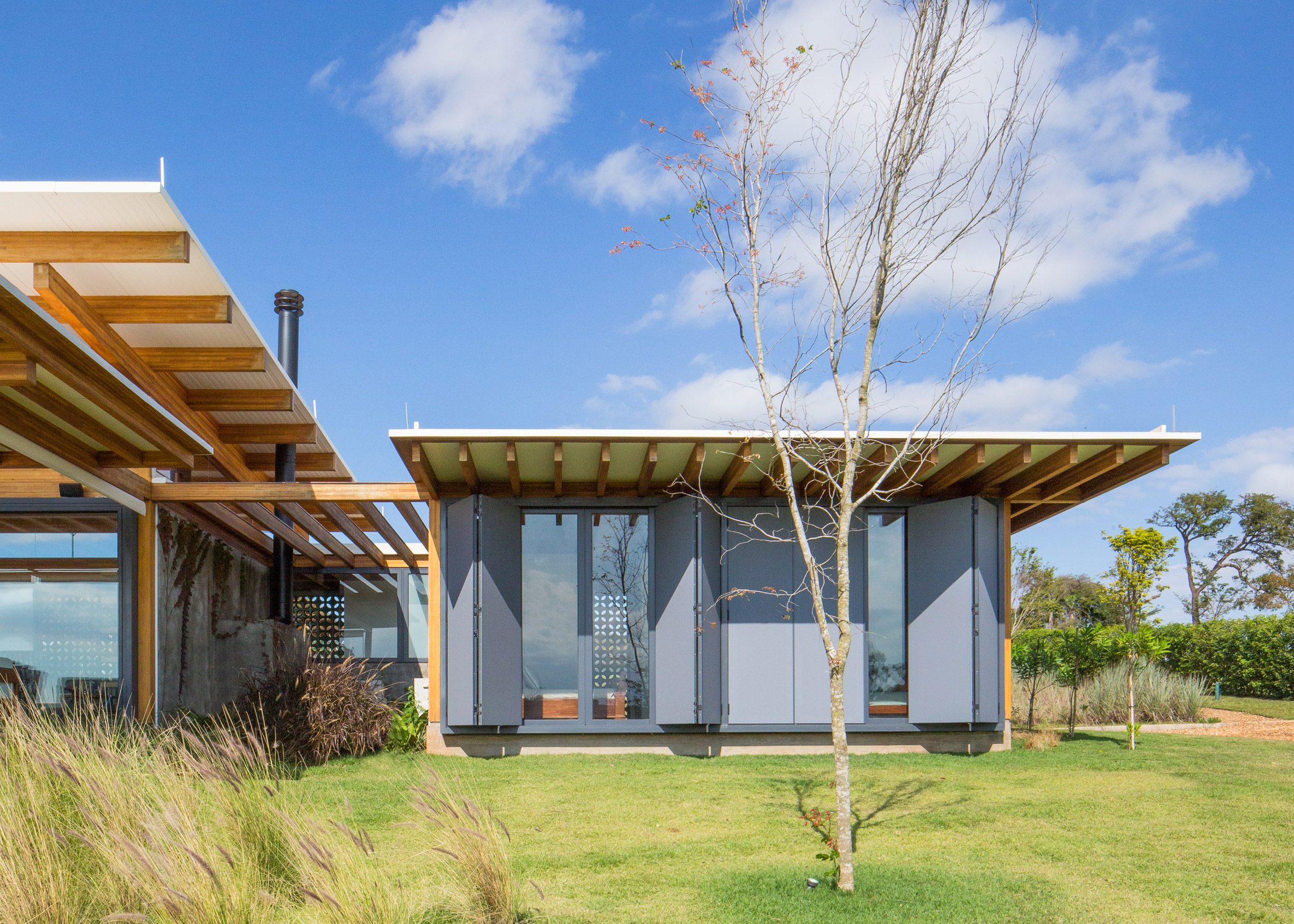 Bedroom facade at Jurumirim House by Nitsche Arquitetos