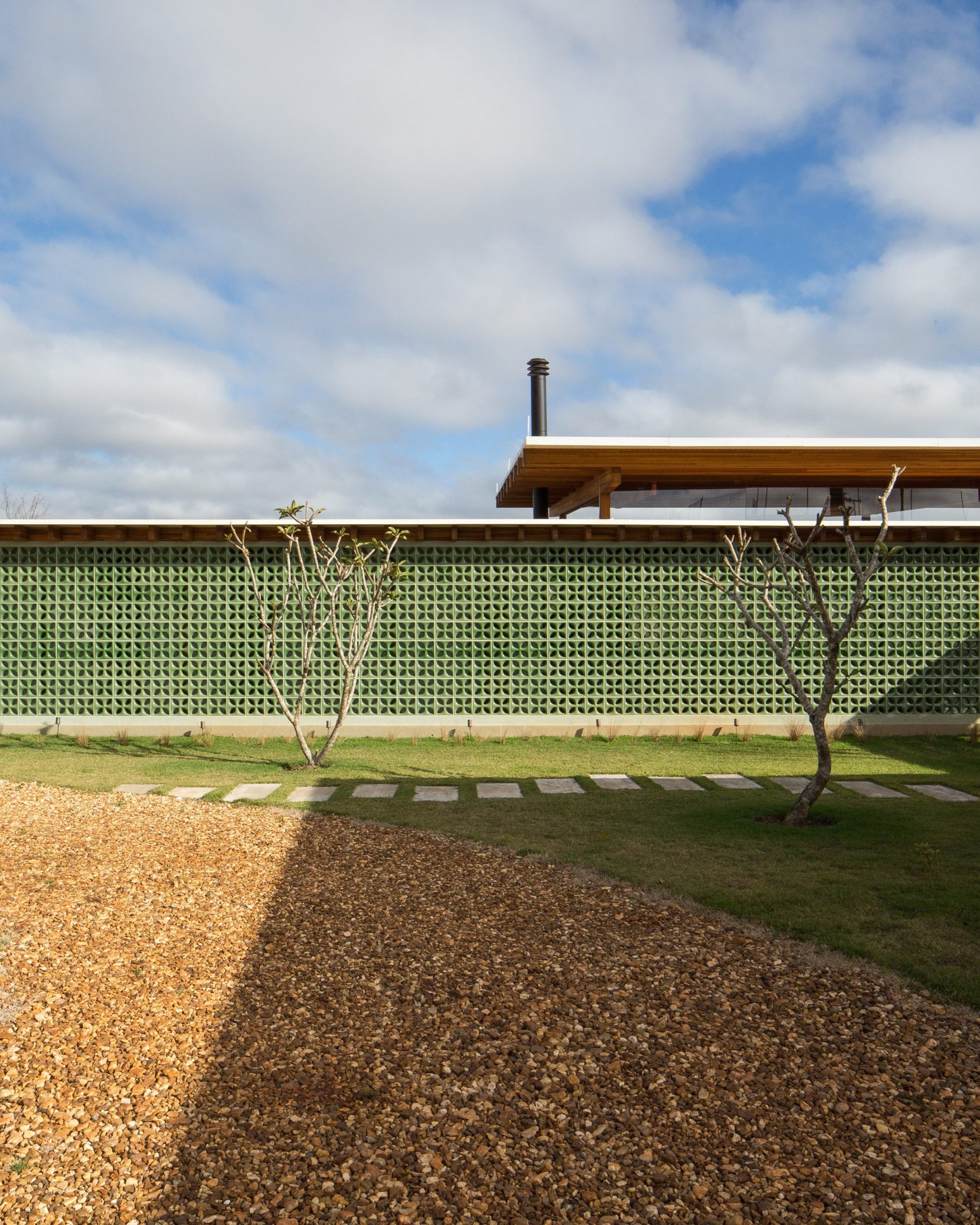 Green ceramic block wall at Jurumirim House by Nitsche Arquitetos