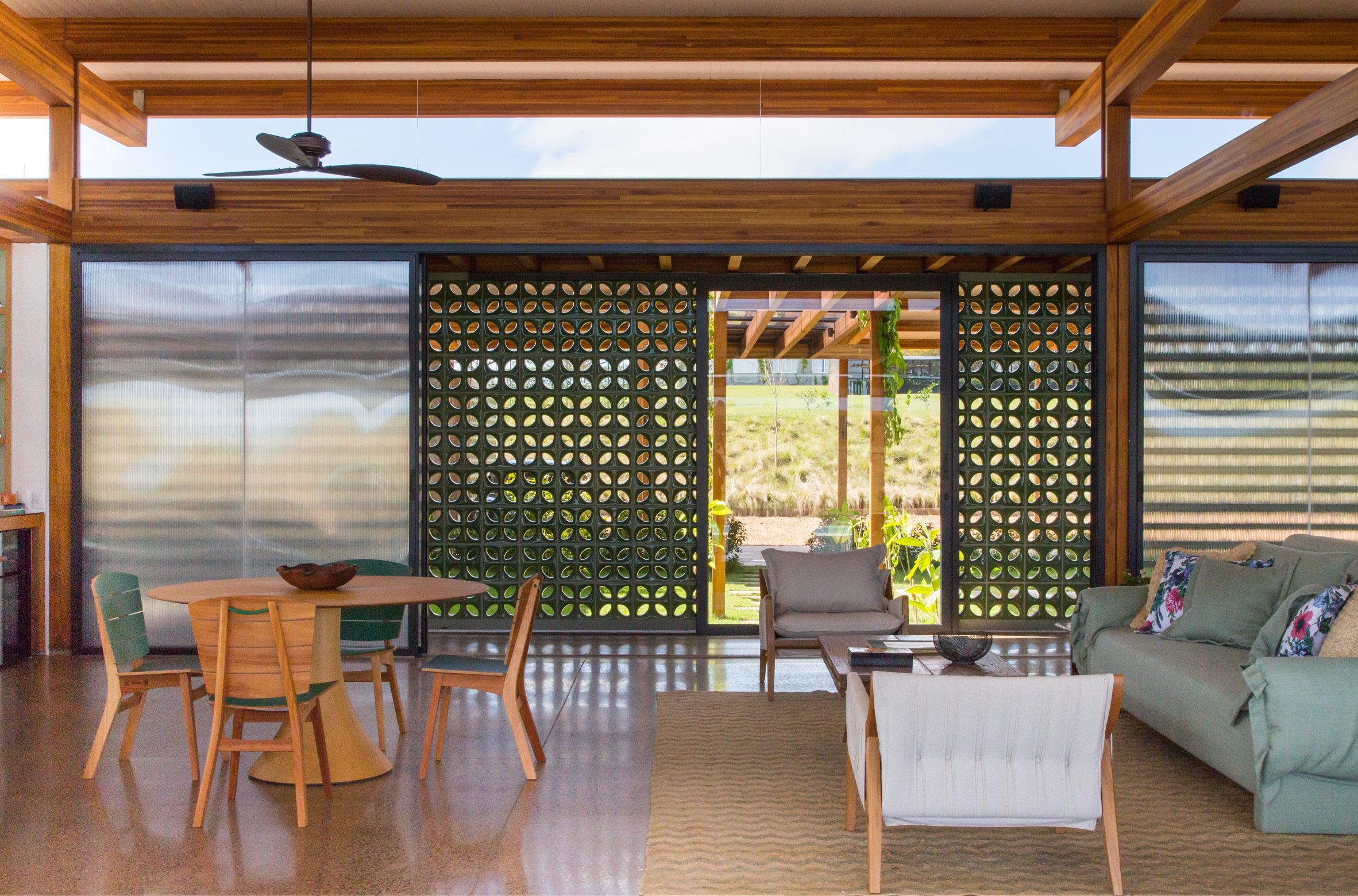 Cermaic block wall at Jurumirim House by Nitsche Arquitetos