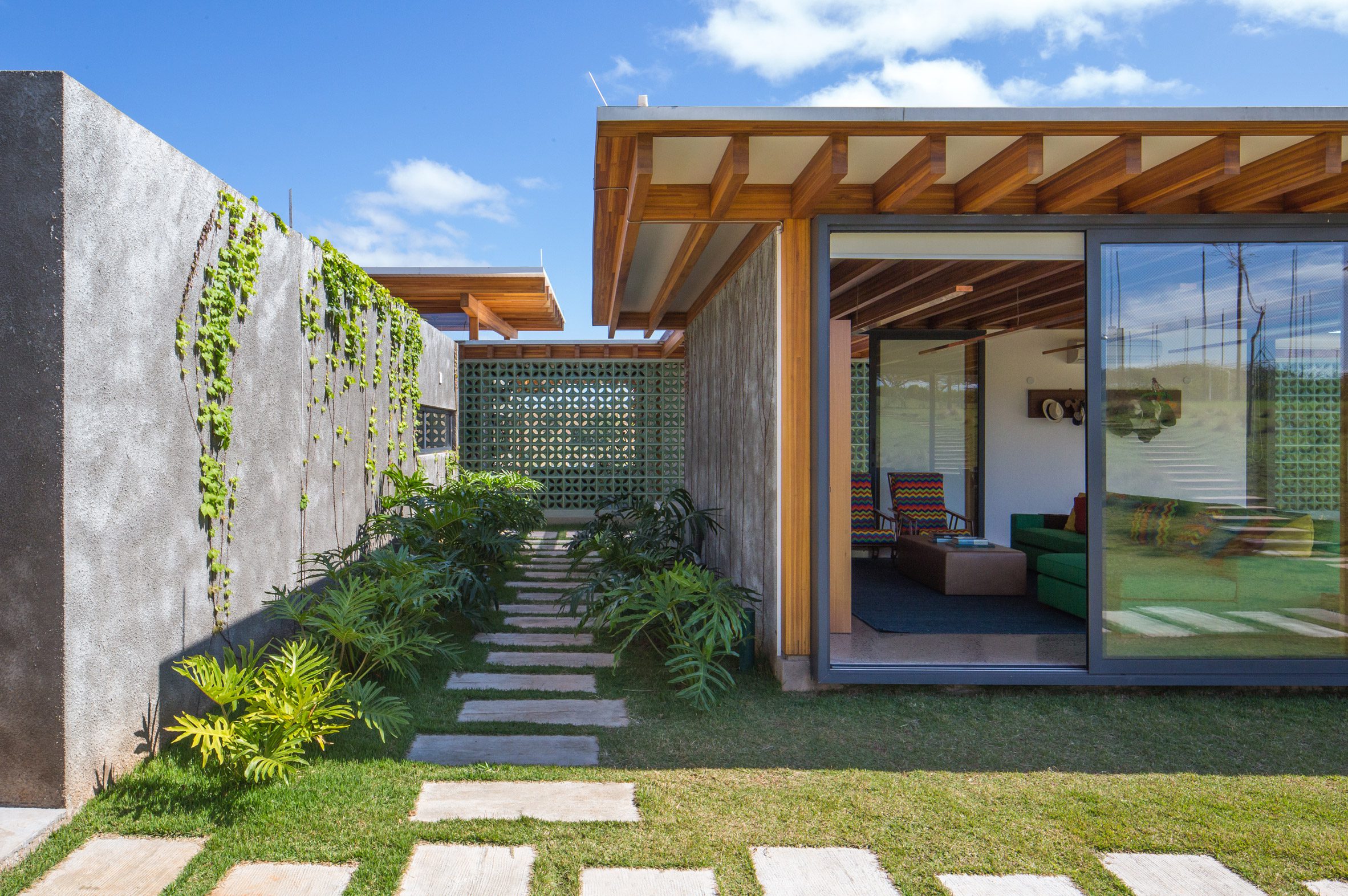 Garden of Jurumirim House by Nitsche Arquitetos