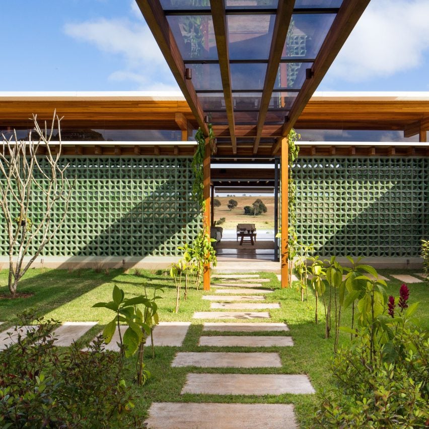Entrance to Jurumirim House by Nitsche Arquitetos