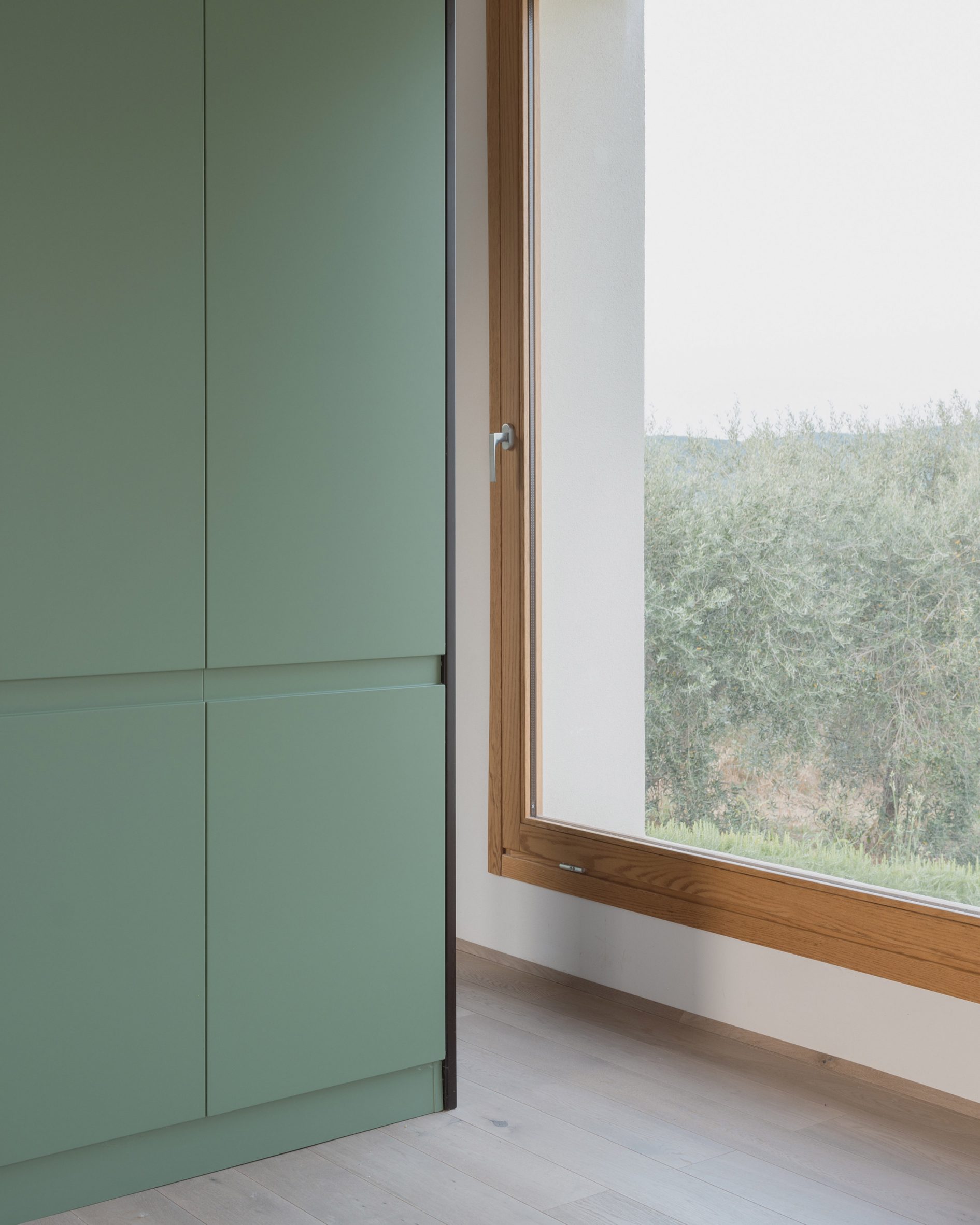 Green cabinets and window Fienile N by Fōntego Architettura