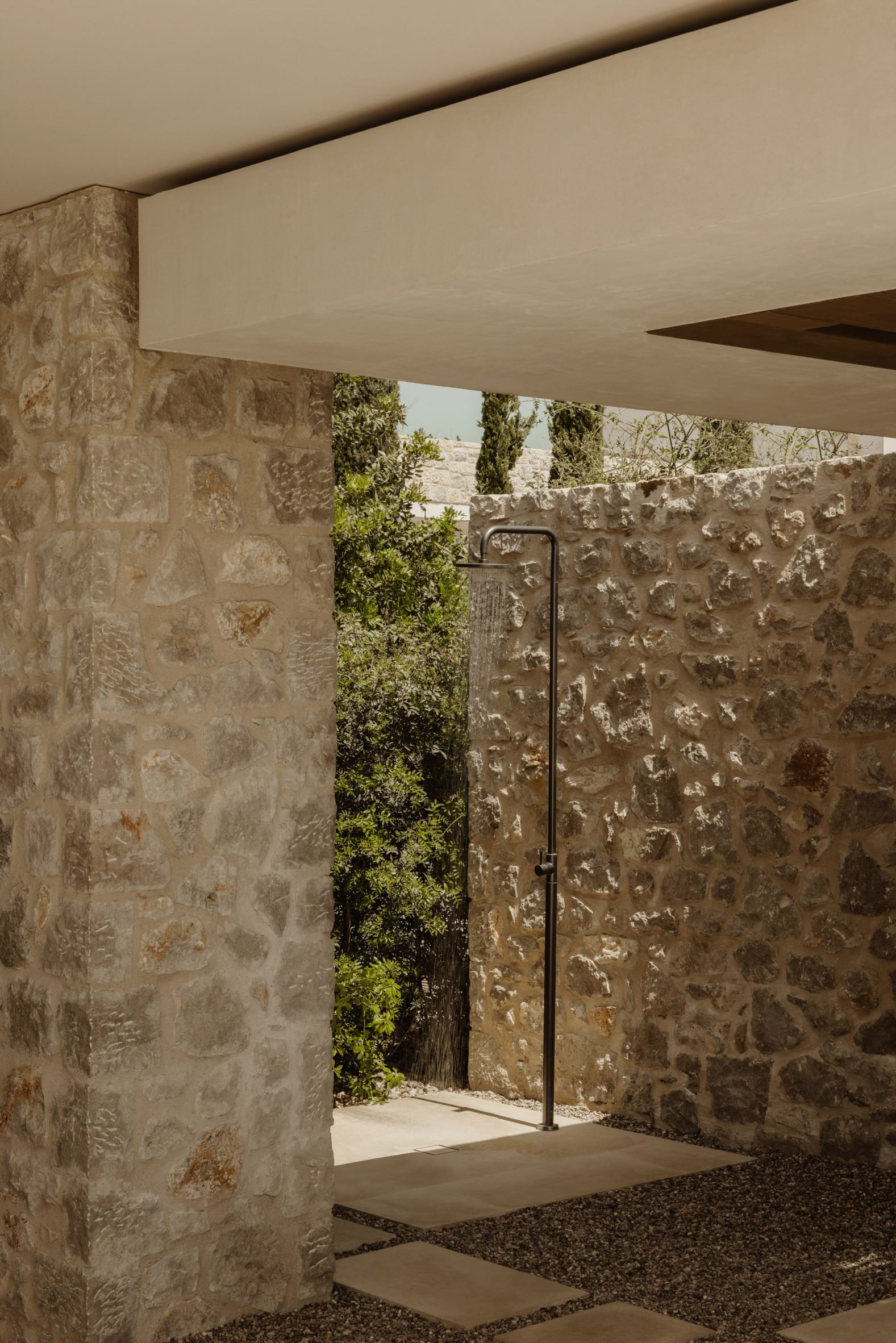 Outdoor shower at Southwand House by K-Studio