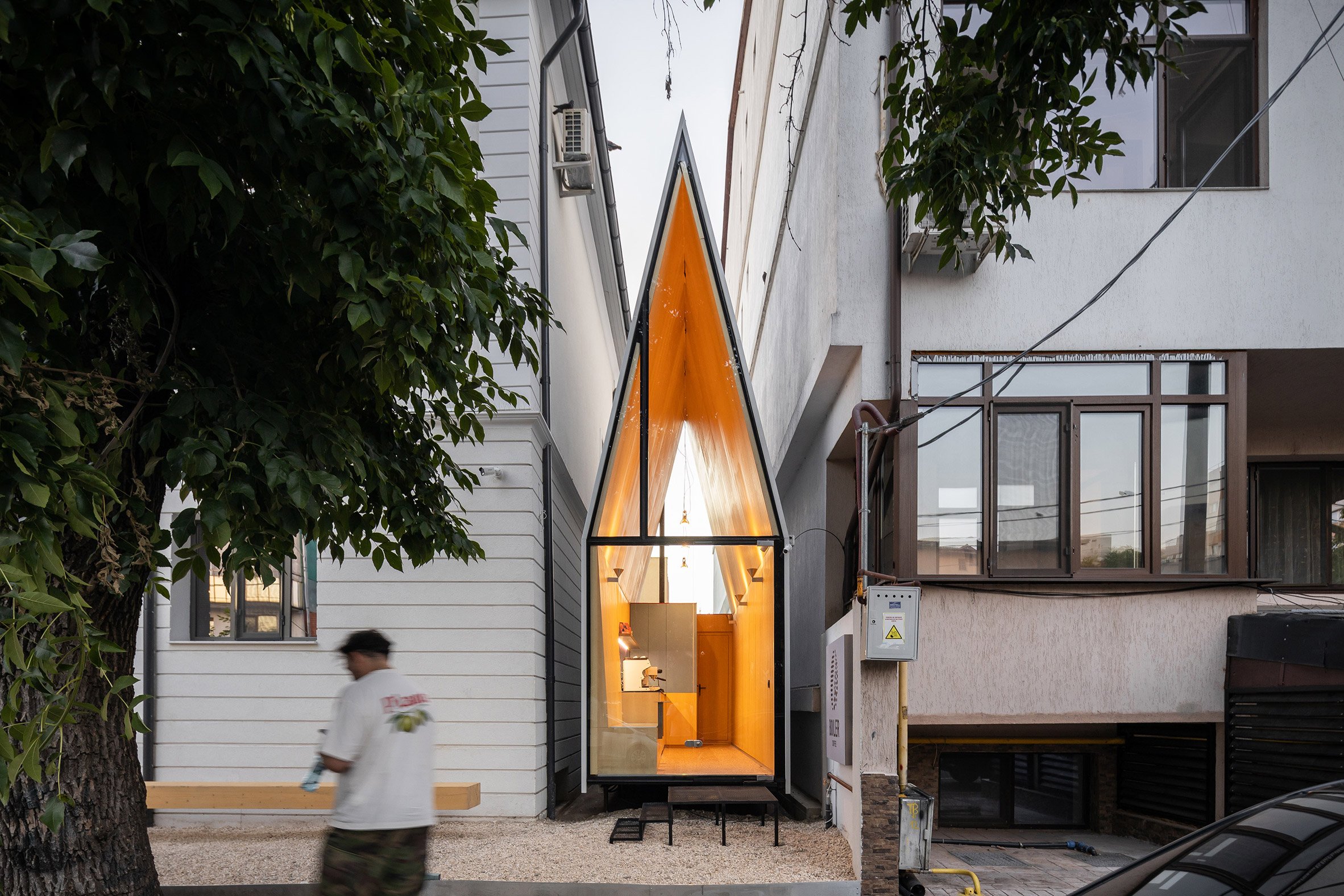 Front view of tiny cafe by Vinklu