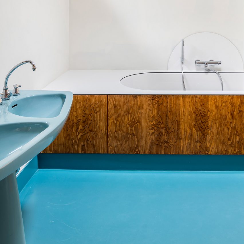 Seven bathrooms with contrasting materials that reject uniformity