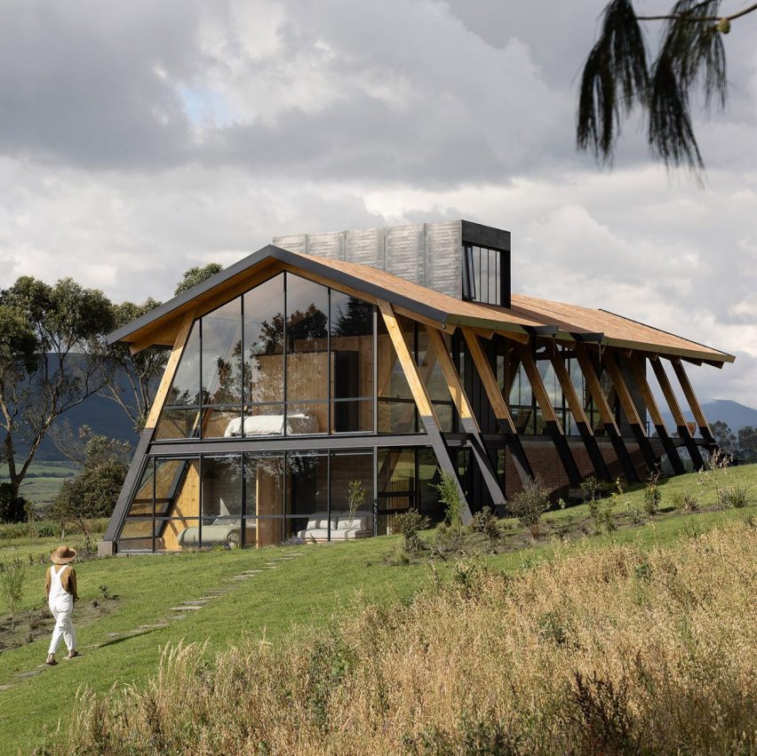 Taller General creates house that “emerges among volcanoes” in Ecuador