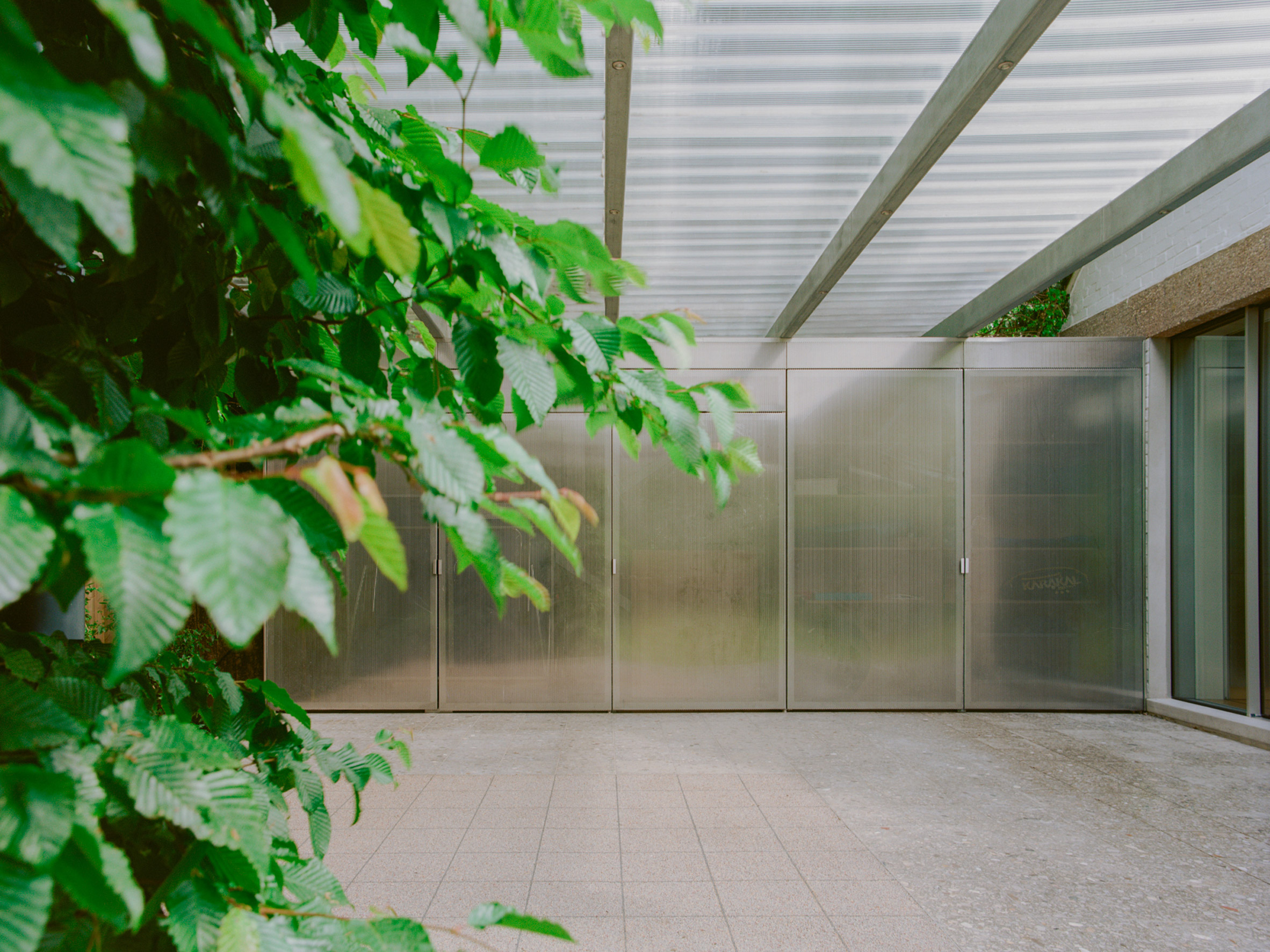 View from garden of home extension by Neiheiser Argyros