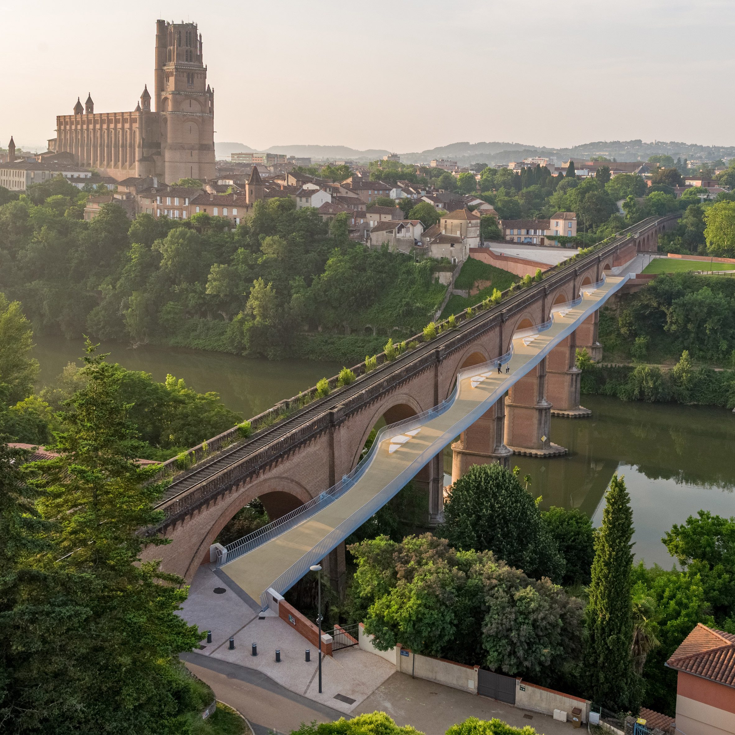 Albi footbridge built on a viaduct by New and Partners