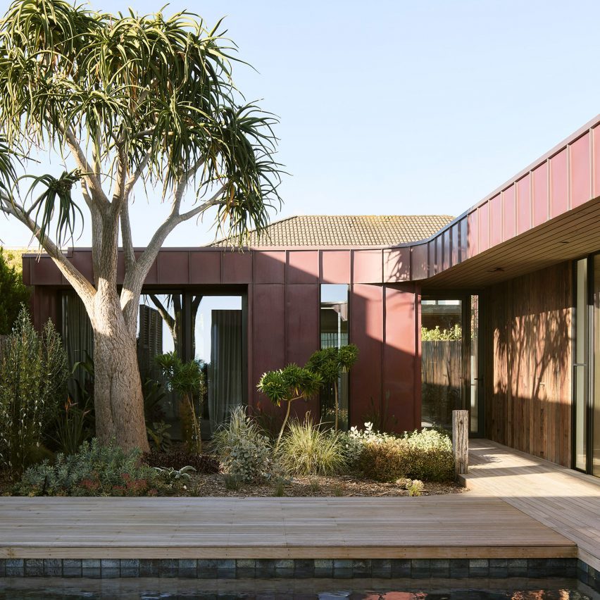 Splinter Society uses “warm, natural palette” for coastal home in Australia