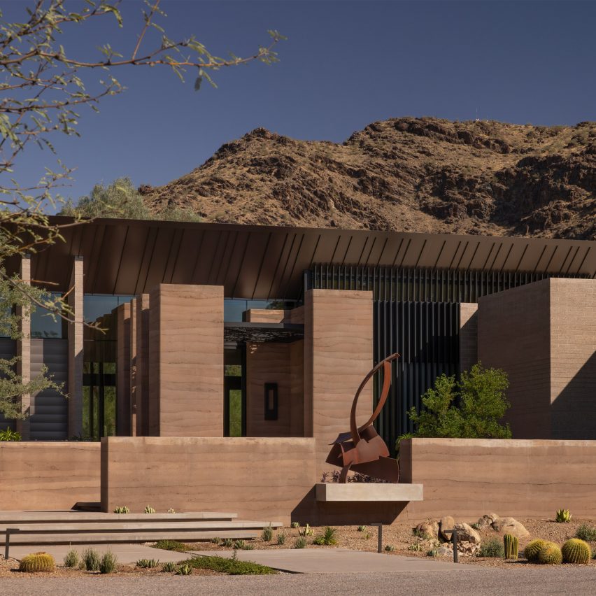 Rammed earth adds natural quality to Arizona home by Kendle Design Collaborative