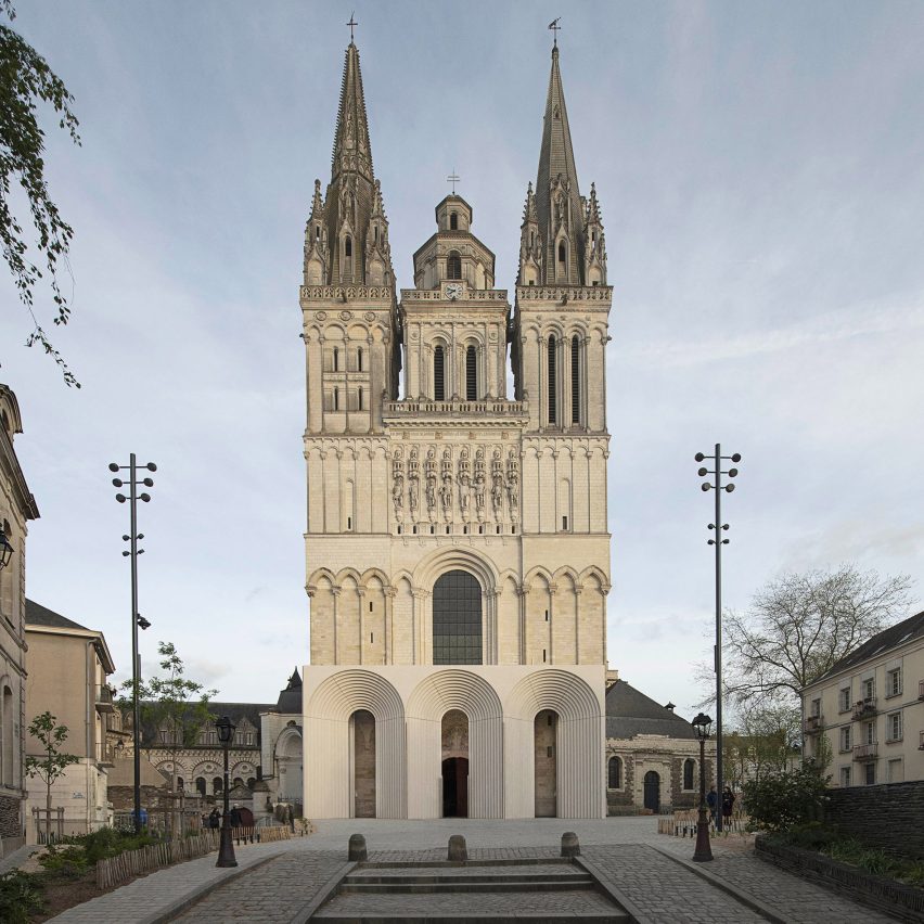 Kengo Kuma adds arched entrance to Angers Cathedral in France