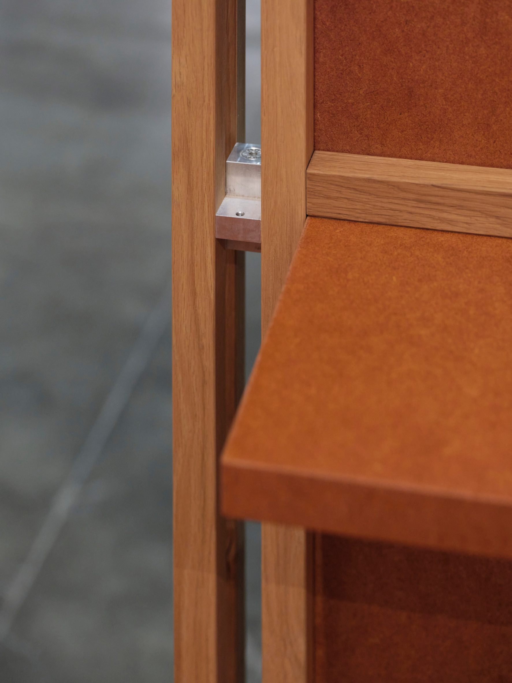Close-up photo showing an aluminium connector within the wooden framework of the QuadroDesign booth