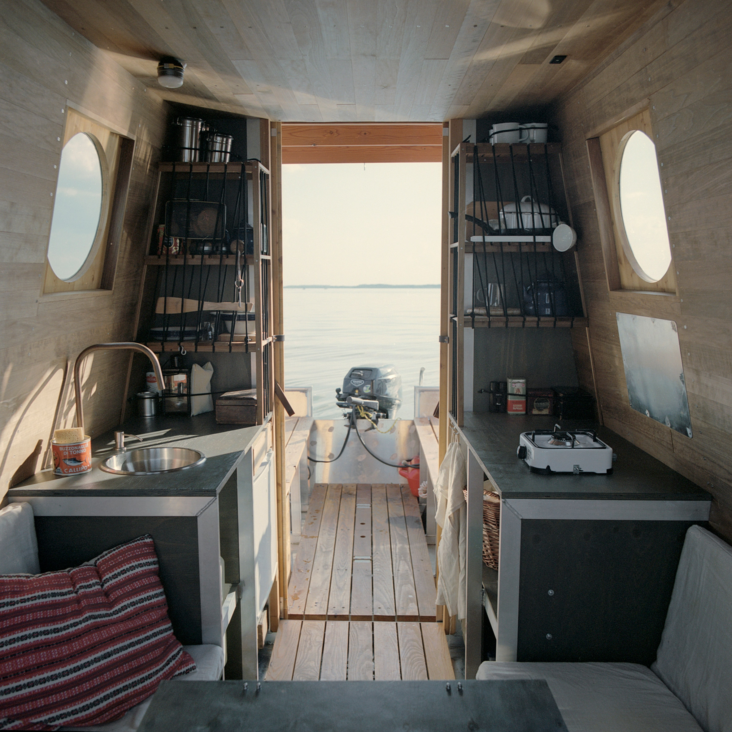 Sneci houseboat by Tamás Bene