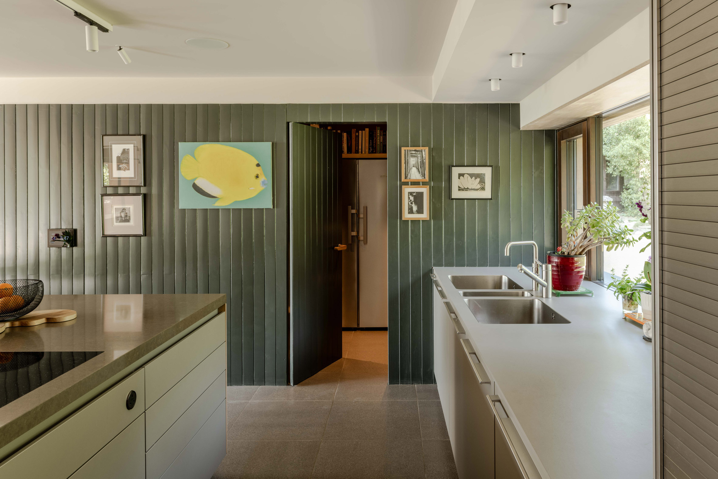 A green kitchen in the bungalow