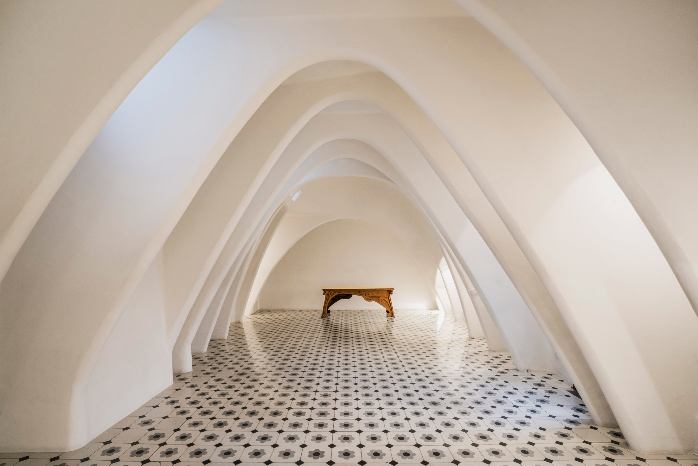 White loft with catenary arches