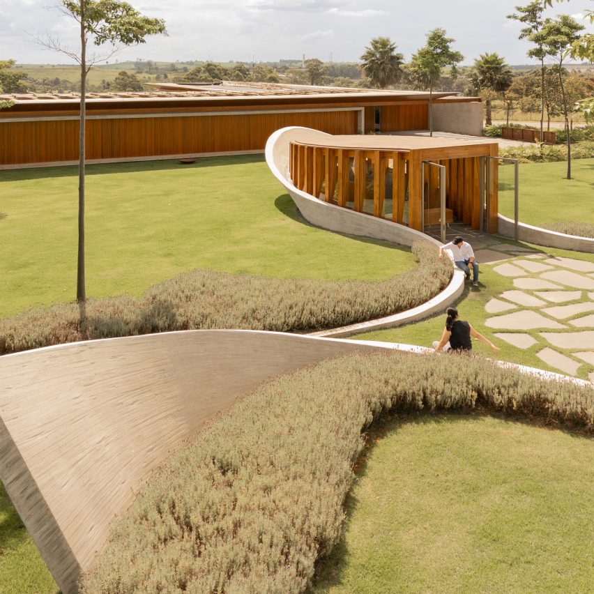 Felipe Caboclo Arquitectura creates “sublime path” at undulating private chapel in São Paulo